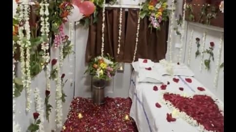 రైలులో ఫస్ట్ ఏసీ కోచ్... హనీమూన్ సూట్ గా మార్పు! వీడియో వైరల్