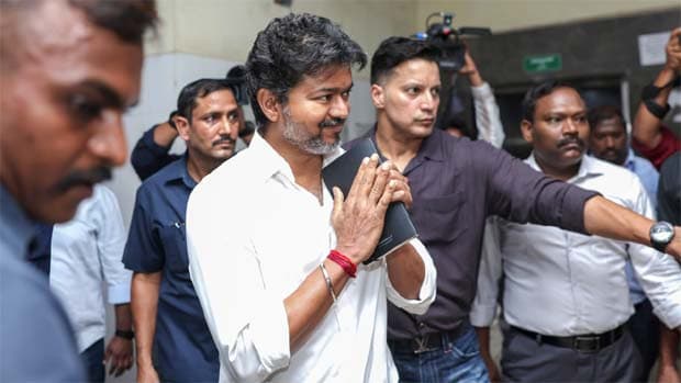 విద్యార్థులకు సీఎం విజయ్ సత్కారం.. టీవీకే ఆధ్వర్యంలో విద్యా పురస్కారాలు