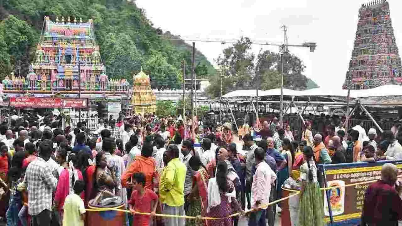 ఇంద్రకీలాద్రిపై పోటెత్తిన భక్త జనం