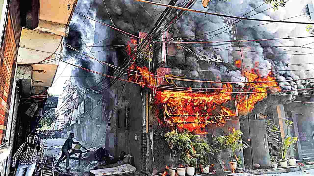 ఢిల్లీలోని హోటల్ లో ఘోర అగ్నిప్రమాదం..21 మంది ఆహుతి