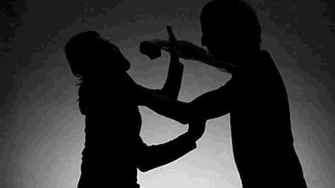 నంద్యాల జిల్లాలో భార్యపై బాణంతో దాడికి యత్నం