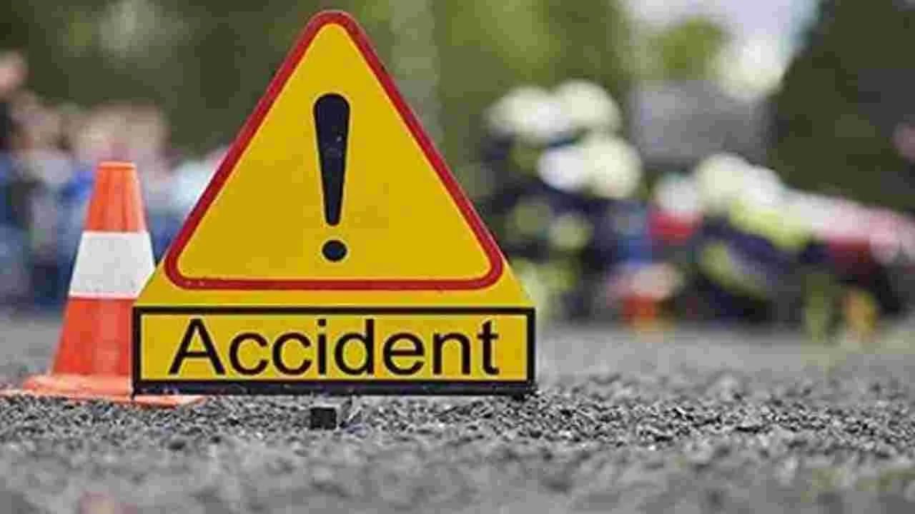 బస్సు బోల్తా.. 30 మంది ప్రయాణికులకు గాయాలు