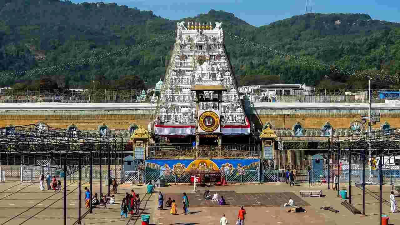 నేడు తిరుమల శ్రీవారిని దర్శించుకున్న ప్రముఖులు వీరే