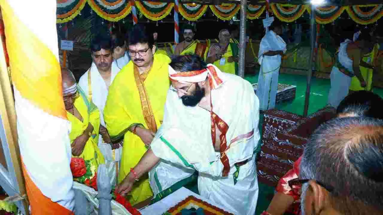 వరుణ యాగాన్ని ప్రారంభించిన మంత్రి ఉత్తమ్