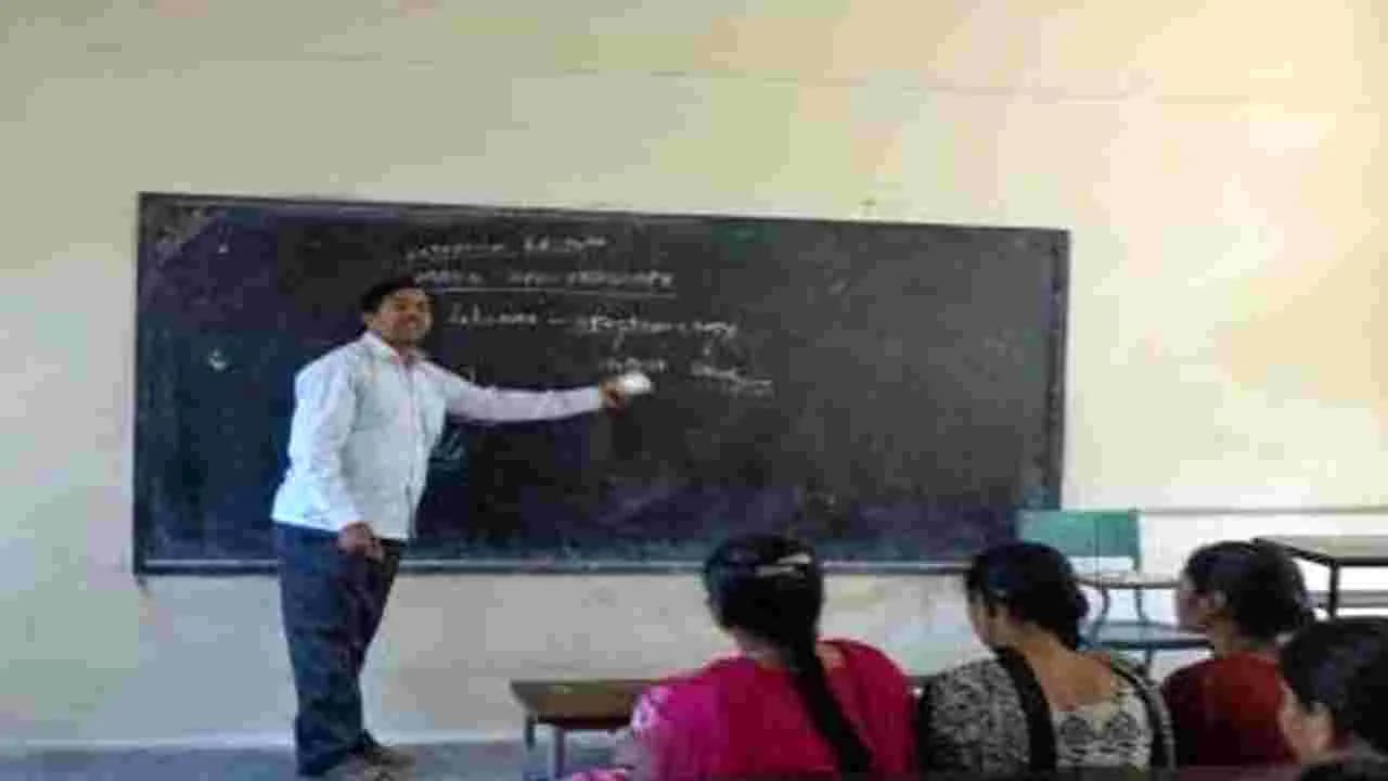 కాంట్రాక్టు డిగ్రీ లెక్చరర్ల సేవలు రెన్యువల్