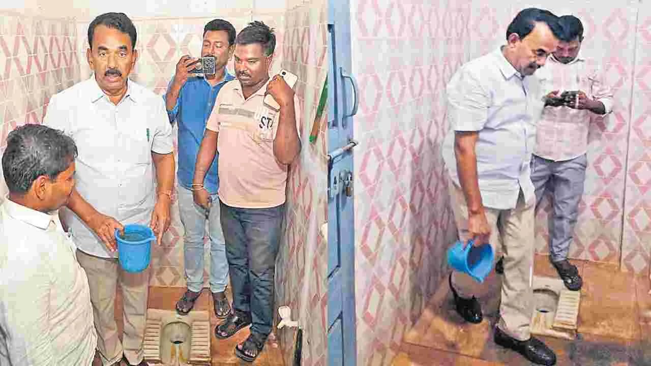 మరుగుదొడ్డిని శుభ్రం చేసిన మంత్రి జూపల్లి