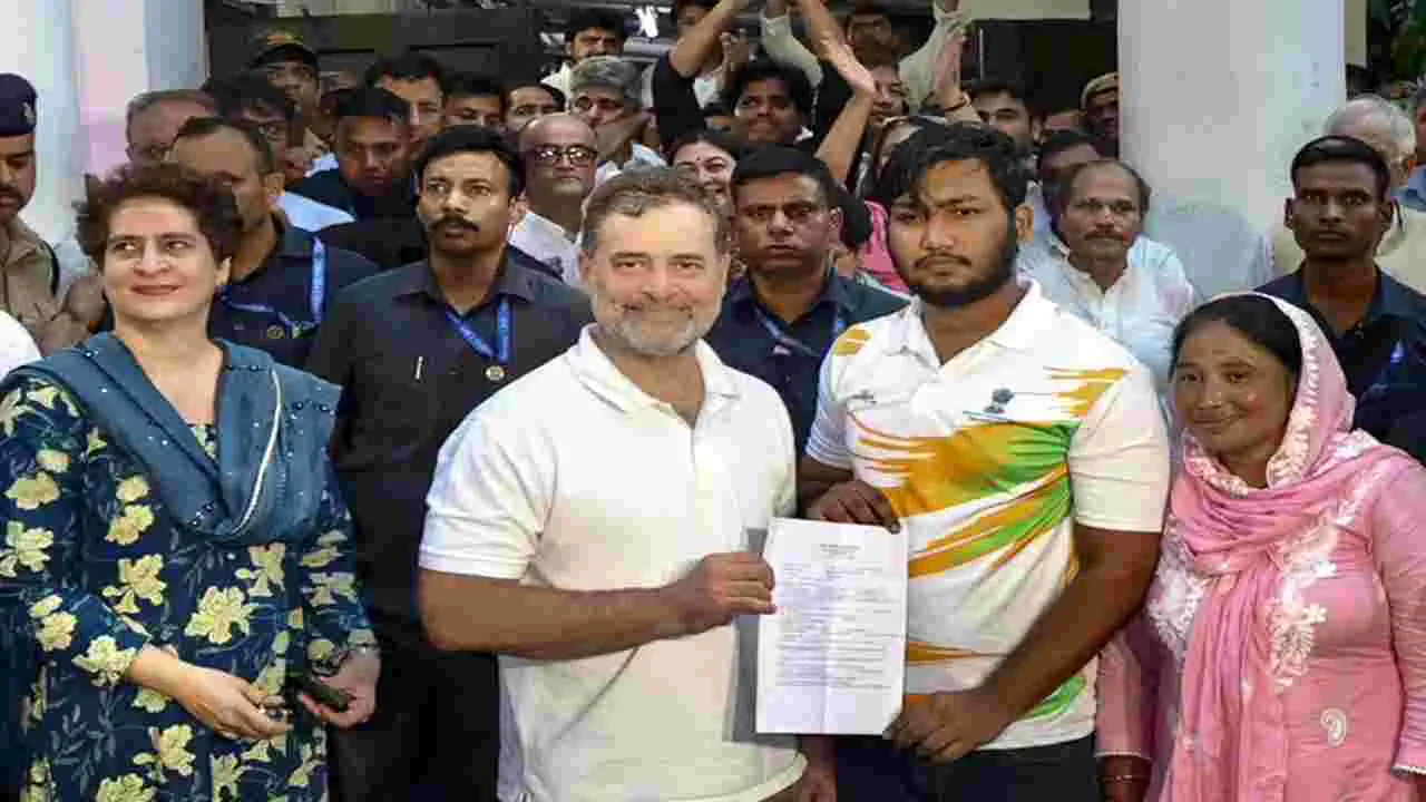 పోలీస్ స్టేషన్ లో రాహుల్ ధర్నా