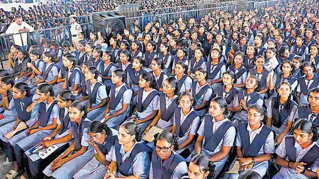 ఫీజు డబ్బులు రెడీ