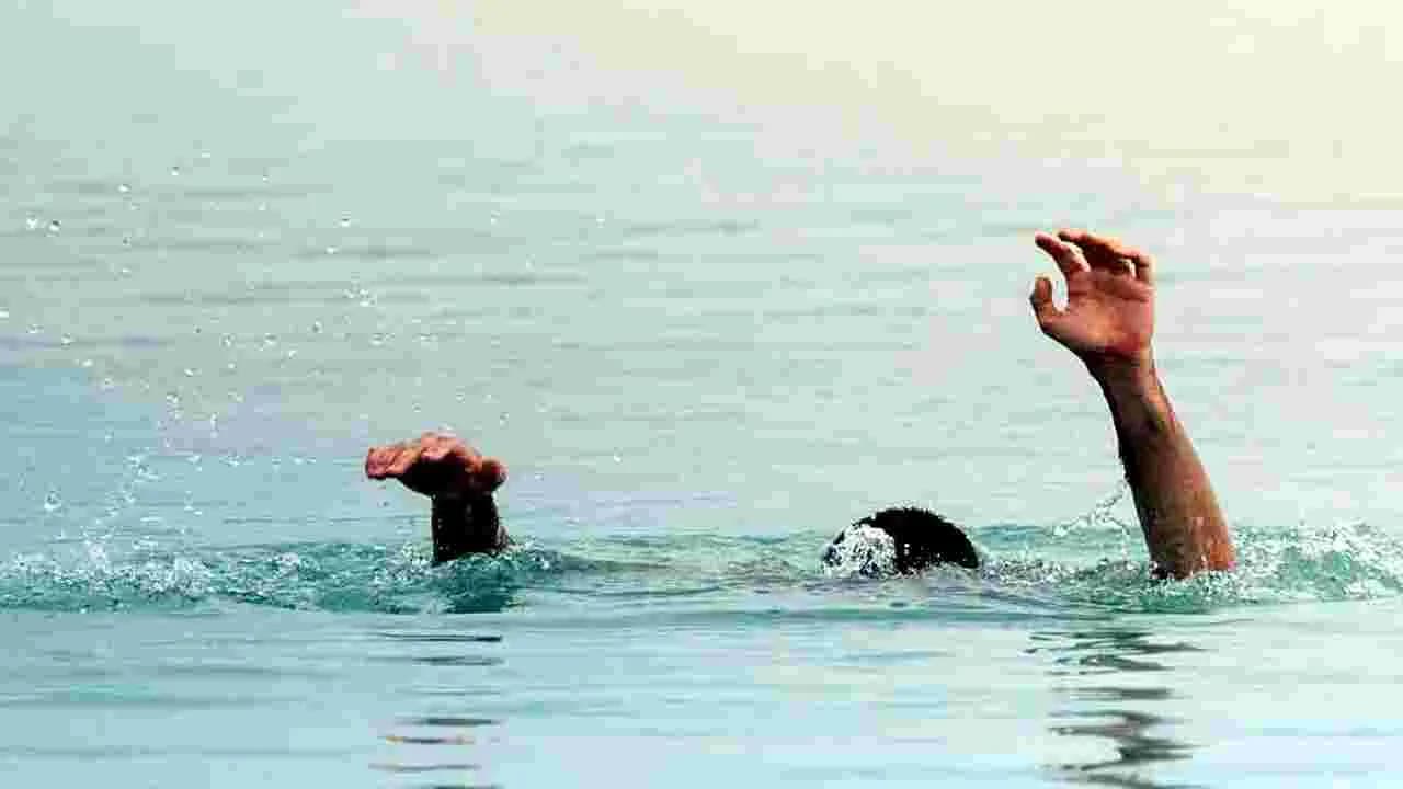 సముద్ర స్నానానికి వెళ్లి ఇద్దరు గల్లంతు