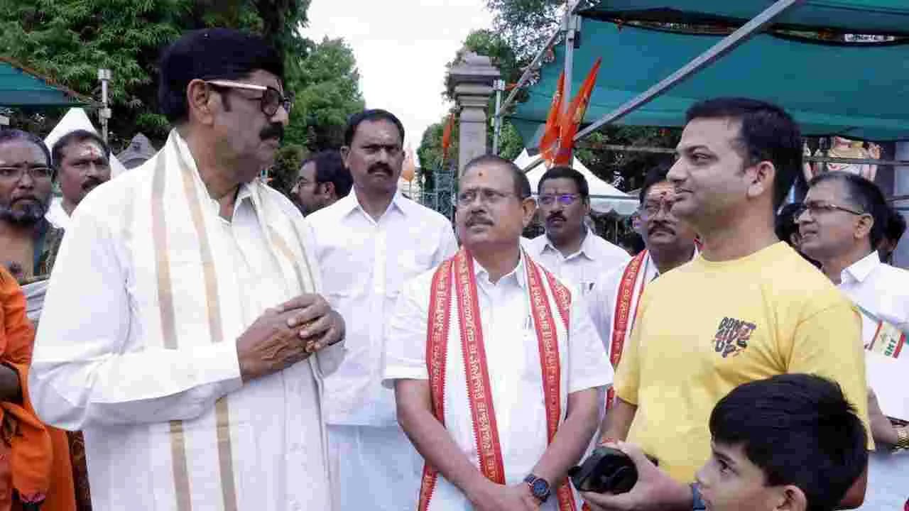 పరిపాలన సిబ్బంది కోసం 297 ఆధునిక గృహాలు