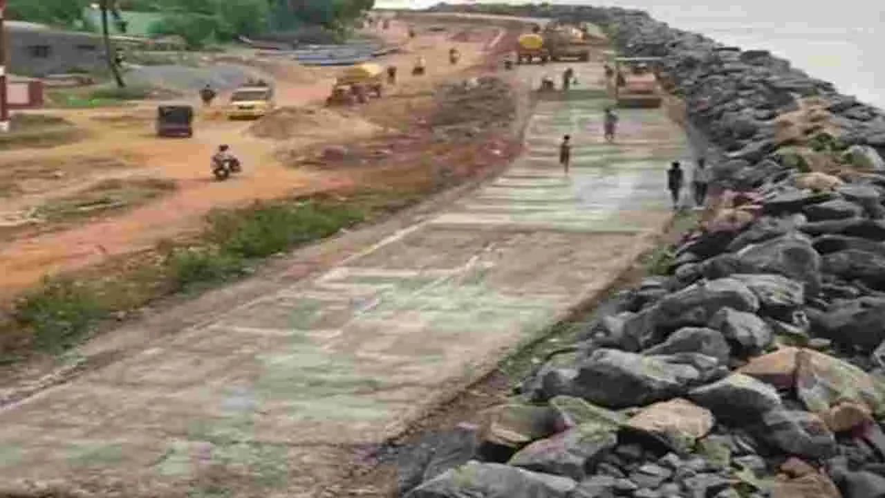 రూ.323 కోట్లతో ఉప్పాడ తీరానికి రక్షణ గోడ