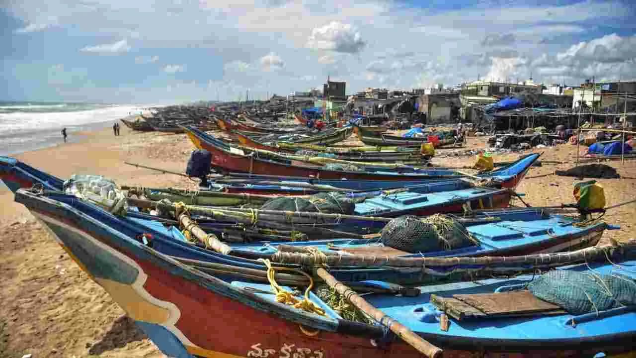 తమిళనాడు, పాండిచ్చేరి మరబోట్ల హల్ చల్.. తీరంలో హైటెన్షన్