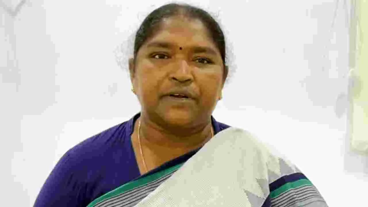 షాబాద్ హత్యలపై మంత్రి సీతక్క తీవ్ర దిగ్భ్రాంతి.. కఠిన చర్యలకు ఆదేశం