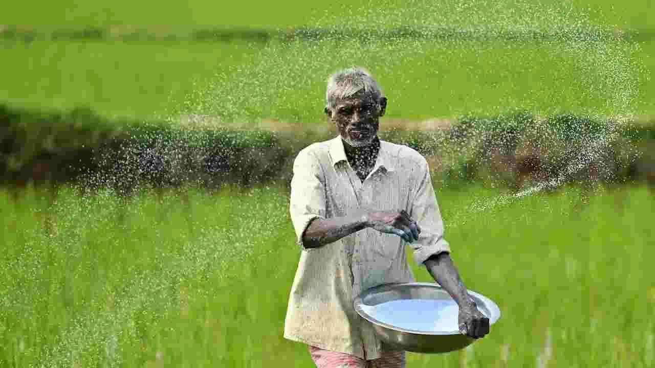 రైతులకు శుభవార్త.. రెండెకరాలకు ఒకేసారి యూరియా