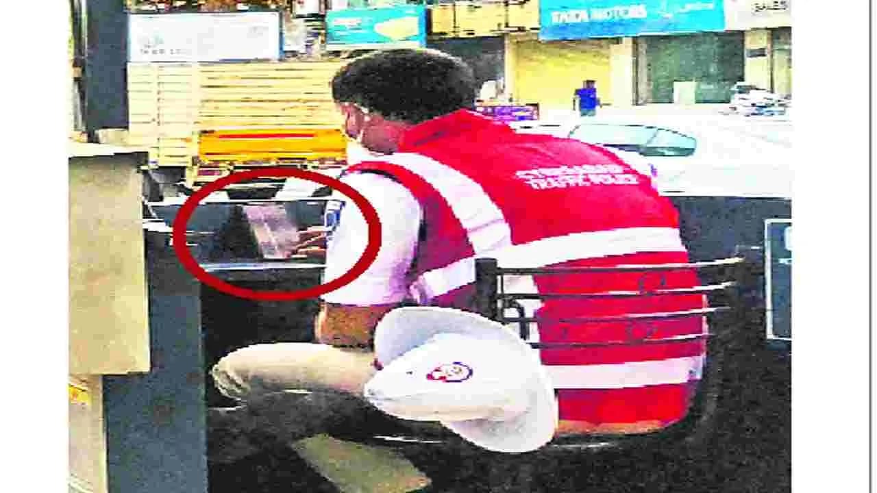 ట్రాఫిక్ గాలికొదిలేసి..సెల్ ఫోన్ చూస్తూ