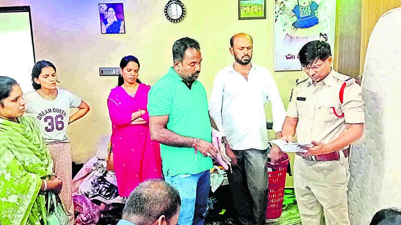 వైసీపీ నేత ఇళ్లల్లో సోదాలు