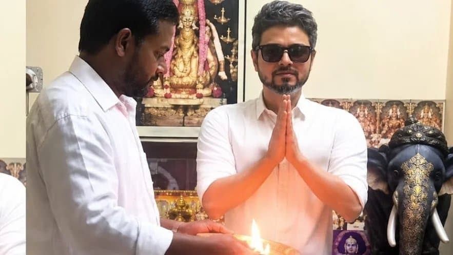 పూజా గదిలో తలపతి విజయ్ విగ్రహం