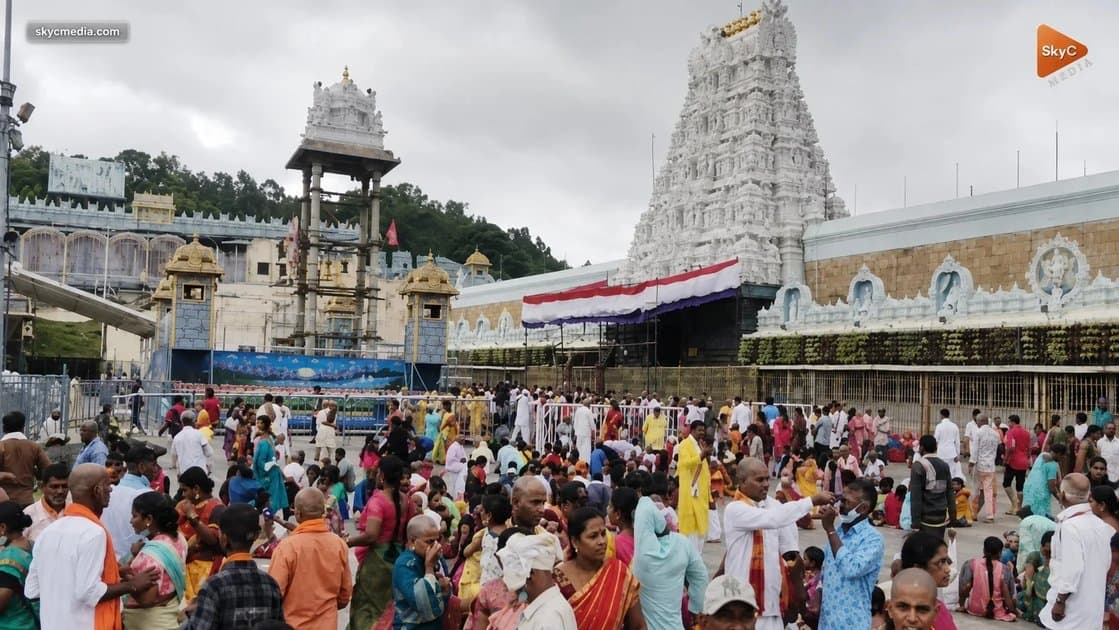 భగ్గుమన్న తిరుమల రద్దీ..18 గంటల క్యూలైన్ల కష్టాలు