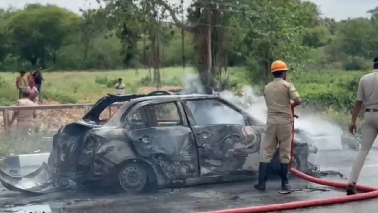 ప్రియురాలిపై కత్తితో దాడి.. క్షణాల్లో కారులో పేలుడు.. కర్ణాటకలో సంచలన ఘటన