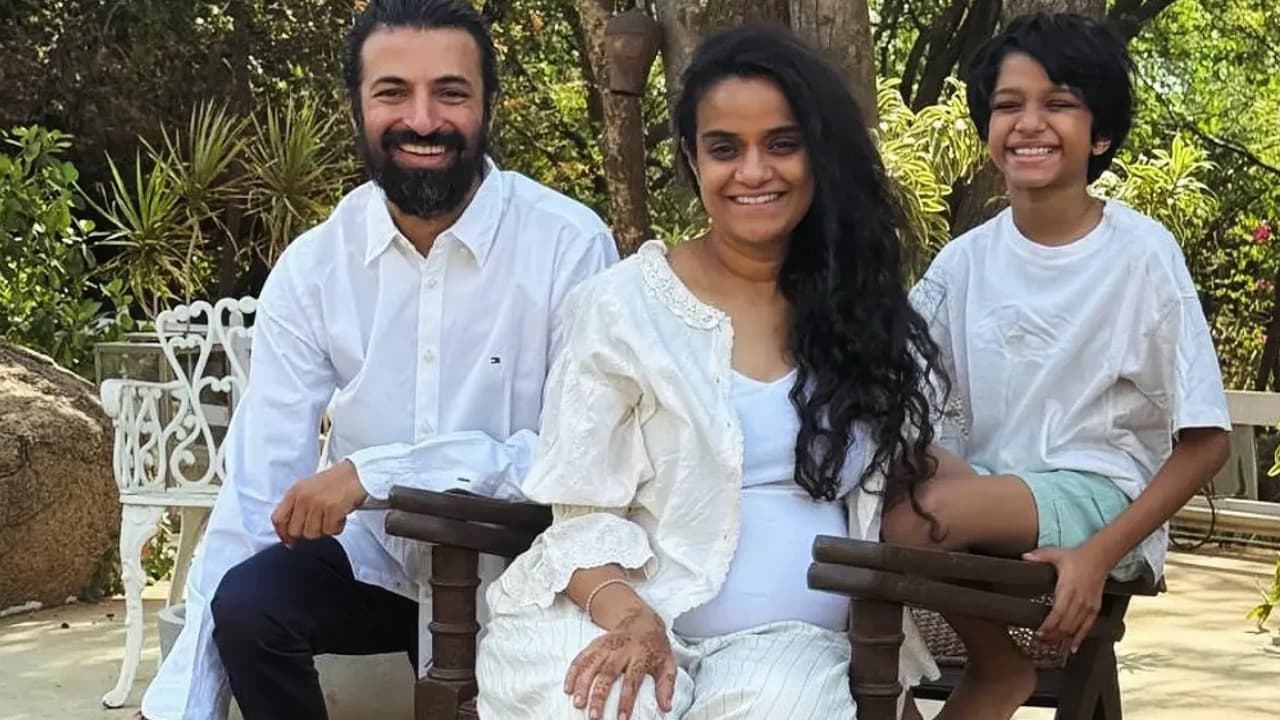 రెండో సారి తండ్రి కాబోతున్న కల్కి దర్శకుడు.. ఫ్యామిలీ ఫోటో వైరల్