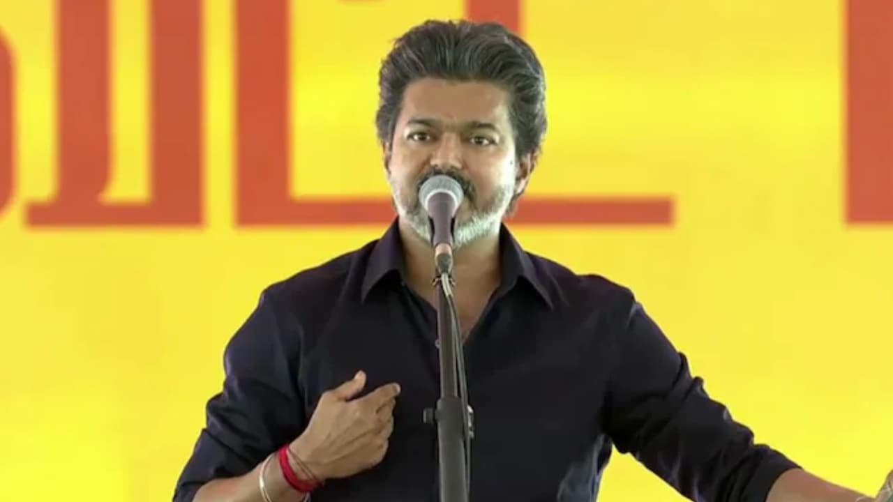 కరూర్ లో సీఎం విజయ్ భావోద్వేగం.. తొక్కిసలాట బాధిత కుటుంబాలకు ఉద్యోగ నియామక పత్రాలు అందజేత