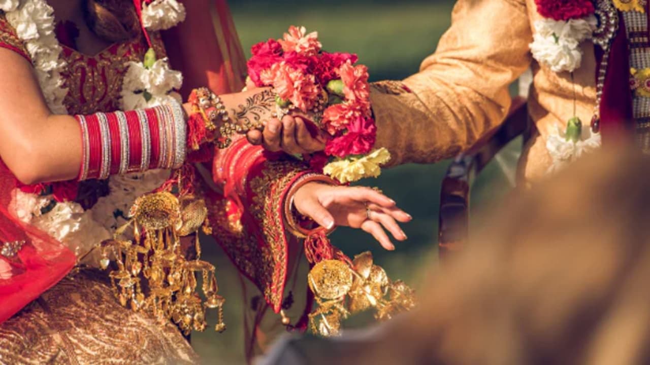 పెళ్లి కావాలా నాయనా.. అమ్మాయి పేరు మీద ఓ రూ.2, 3 కోట్లు ఆస్తులు రిజిస్టర్ చేస్తావా