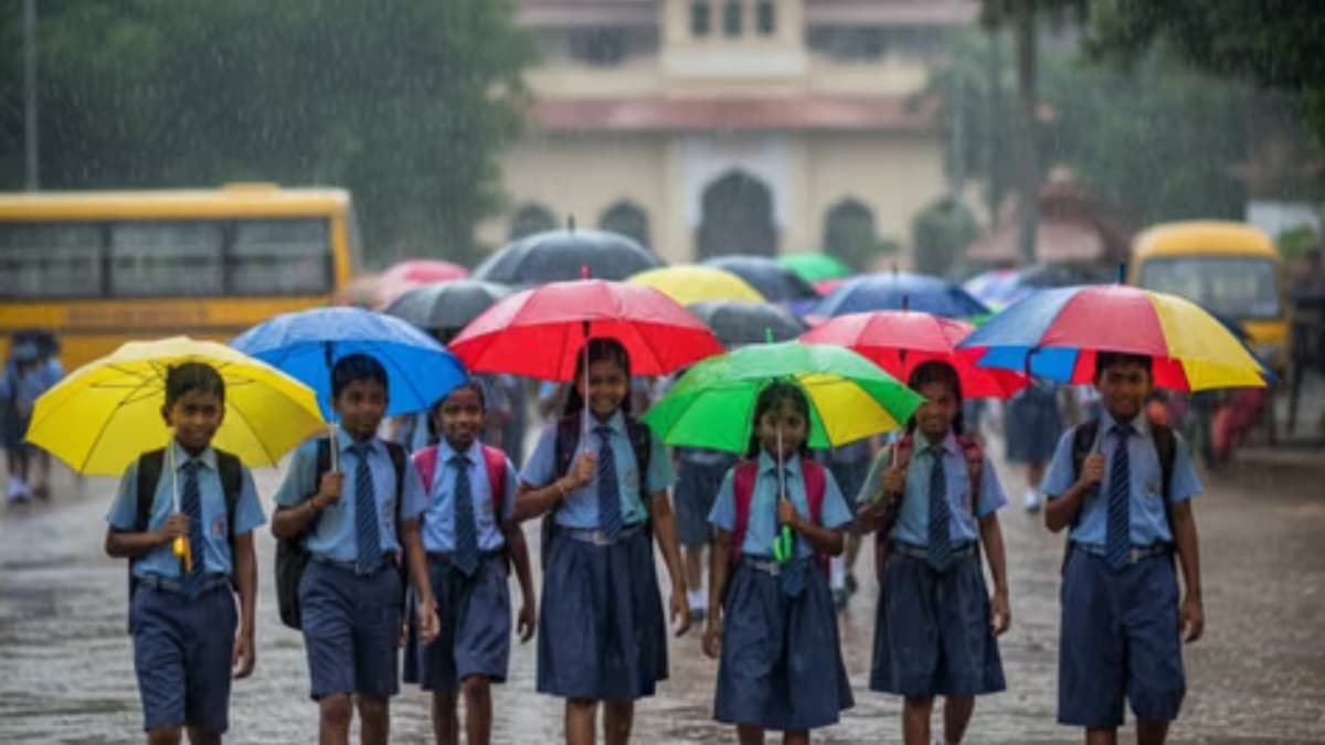 రేపు స్కూళ్లకు సెలవు.. భారీ వర్షాల హెచ్చరికతో సంచలన నిర్ణయం..ఎక్కడెక్కడంటే