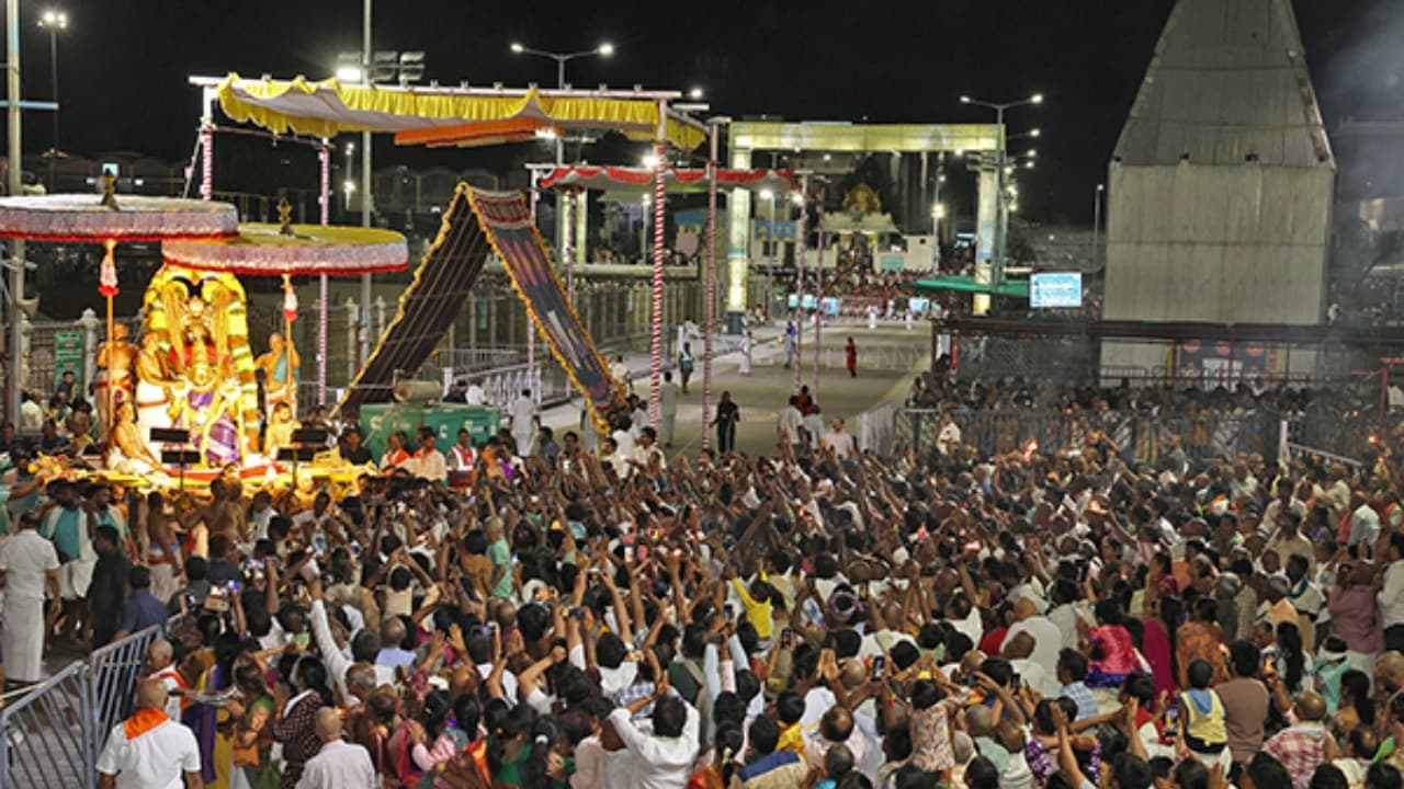 తిరుమలకు పోటెత్తిన భక్తులు.. 2.5 లక్షల మంది శ్రీవారి దర్శనం.. అసలు కారణం ఇదే