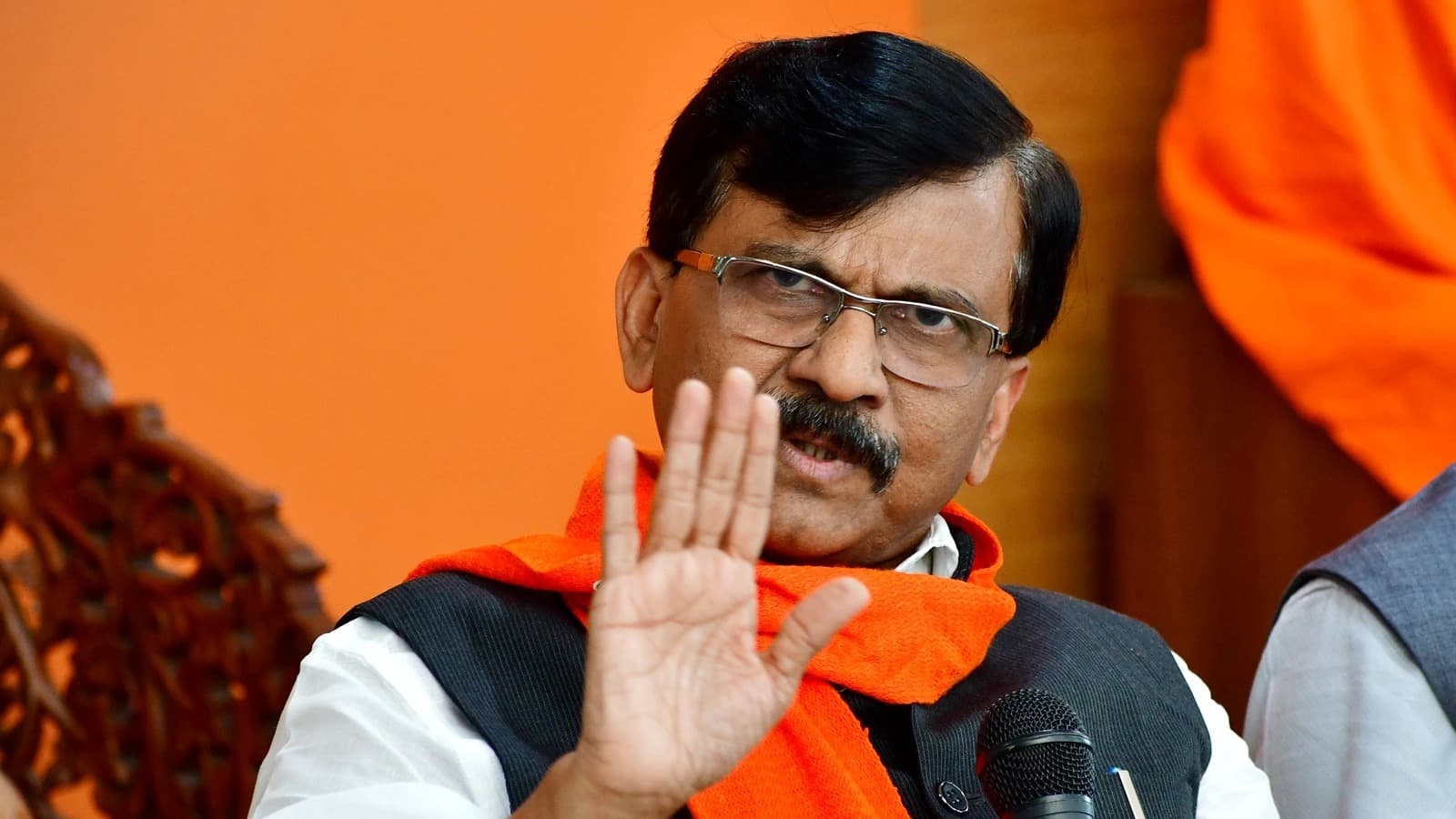 పార్టీ వీడాలంటే పదవులకు రాజీనామా చేయాల్సిందే - అసమ్మతి నేతలకు సంజయ్ రౌత్ తీవ్ర హెచ్చరిక
