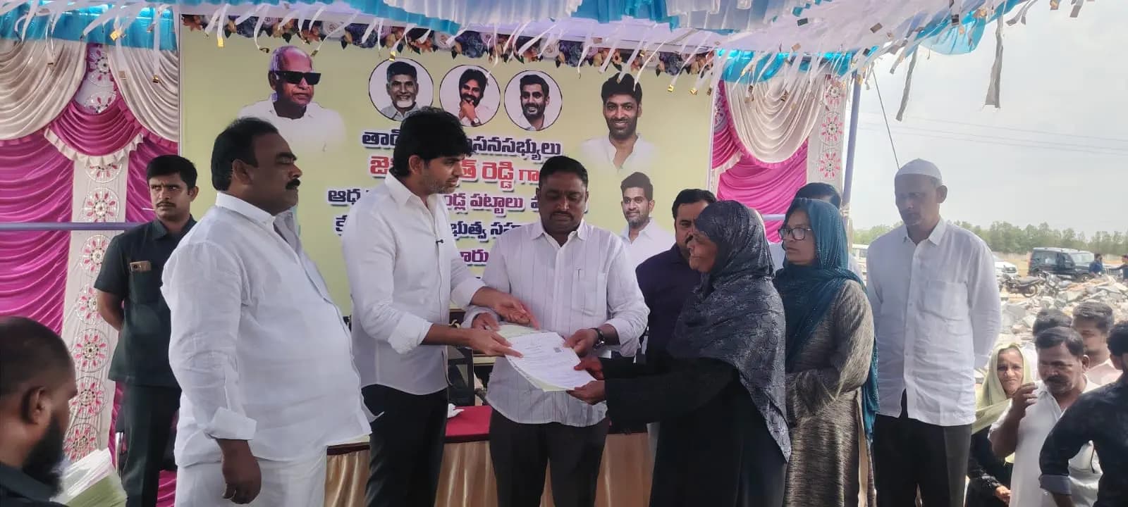 తాడిపత్రిలో బీడీ కార్మికులకు ఇంటి పట్టాల పంపిణీ
