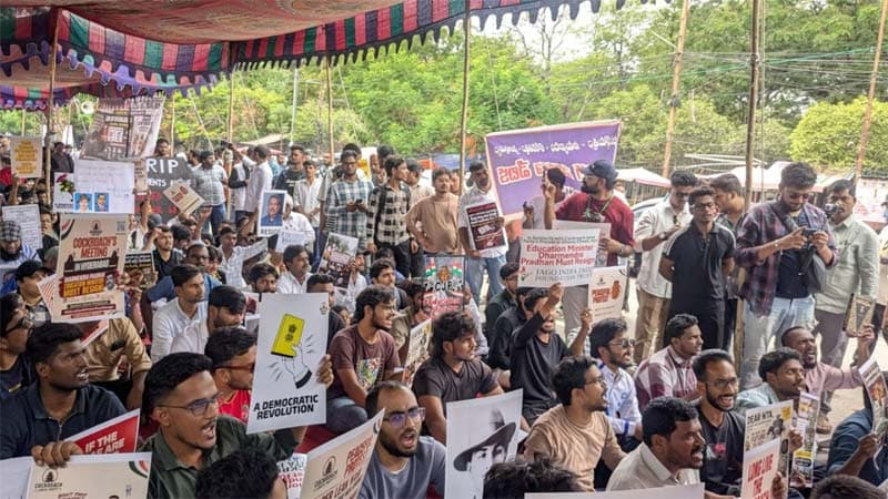 హైదరాబాద్ లో కాక్రోచ్’ పార్టీ ఆందోళన