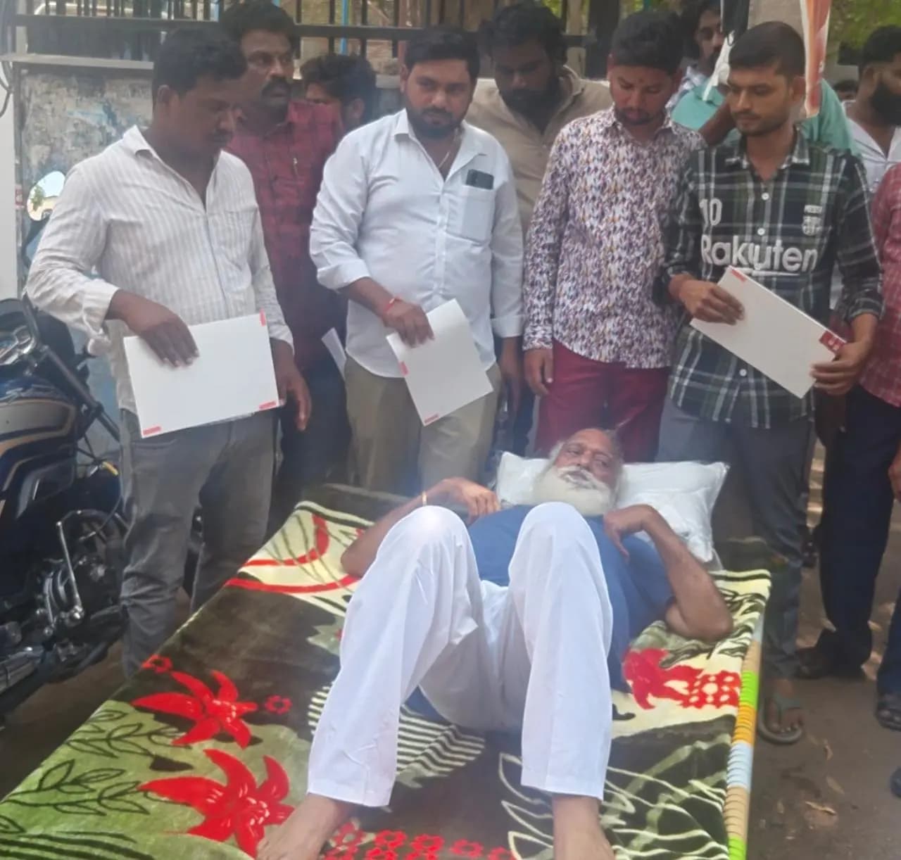 పోలీస్ స్టేషన్ ముందే జేసీ ప్రభాకర్ రెడ్డి మంచం నిరసన