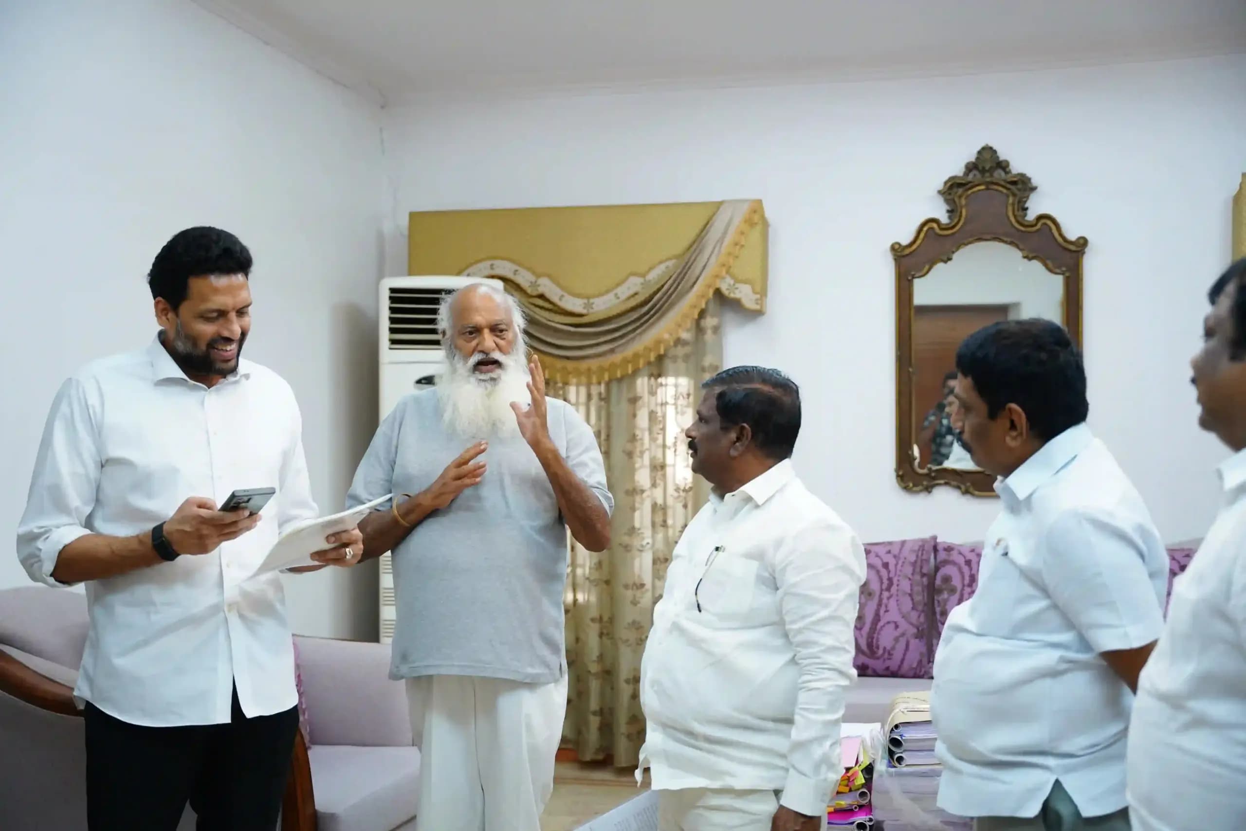 జేసీ-కేతిరెడ్డి వివాదంలో మంత్రి టీజీ భరత్ ఎంట్రీ