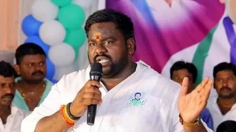 ఇళ్ల పట్టాల పేరిట భారీ మోసం.. వైసీపీ నేత తురకా కిషోర్ పై కేసు నమోదు