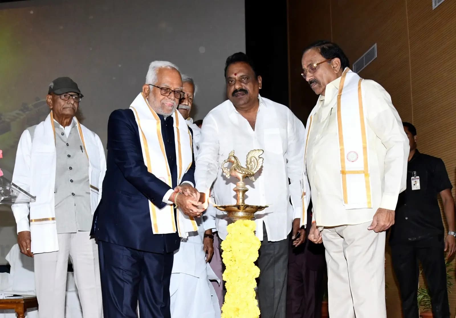 సాంకేతిక వ్యవసాయ పరిజ్ఞానానికి అగ్రి వర్సిటీ దిక్సూచి కావాలి