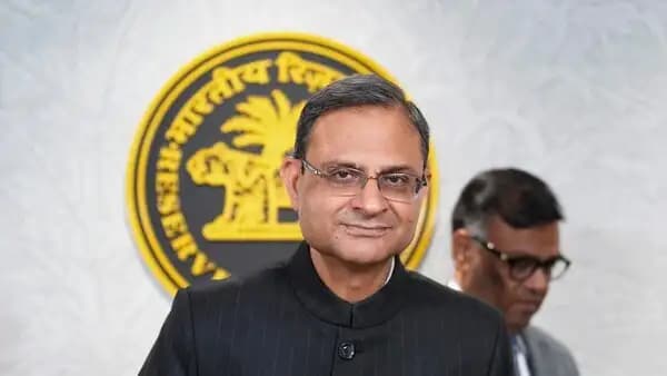 లోన్ ఈఎంఐ దారులకు ఊరట.. వడ్డీ రేట్లు 5.25 వద్దే యథాతథం ఉంచిన
