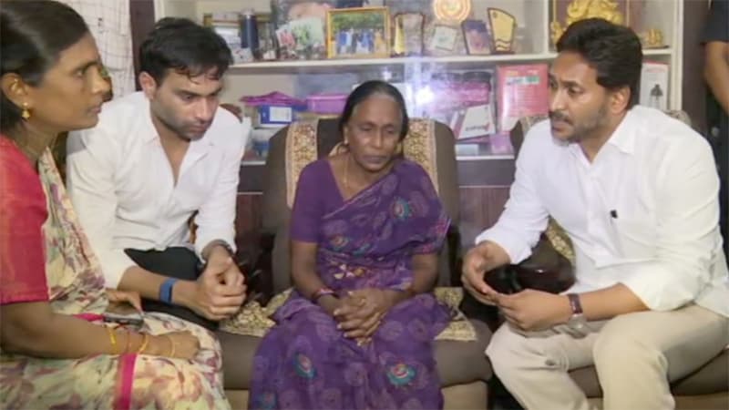 సాయికృష్ణ తల్లిని పరామర్శించిన జగన్