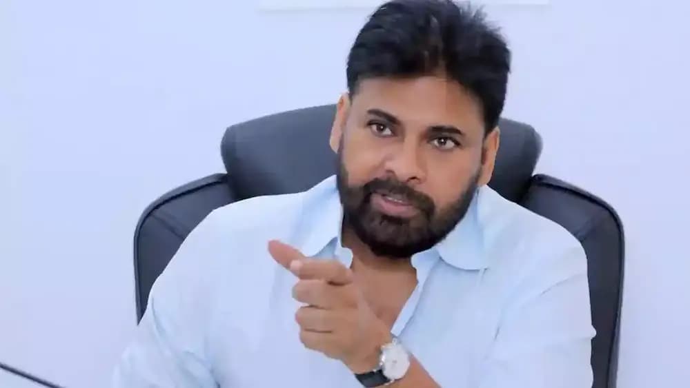 పవన్ కళ్యాణ్ పై దేశద్రోహం కేసు పెట్టాలంటూ కవిత డిమాండ్