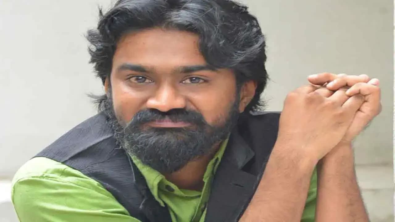 ట్రోలింగ్ దెబ్బకు పవన్ కళ్యాణ్ పై చేసిన ట్వీట్లు డిలీట్ చేసిన రాహుల్ రామకృష్ణ