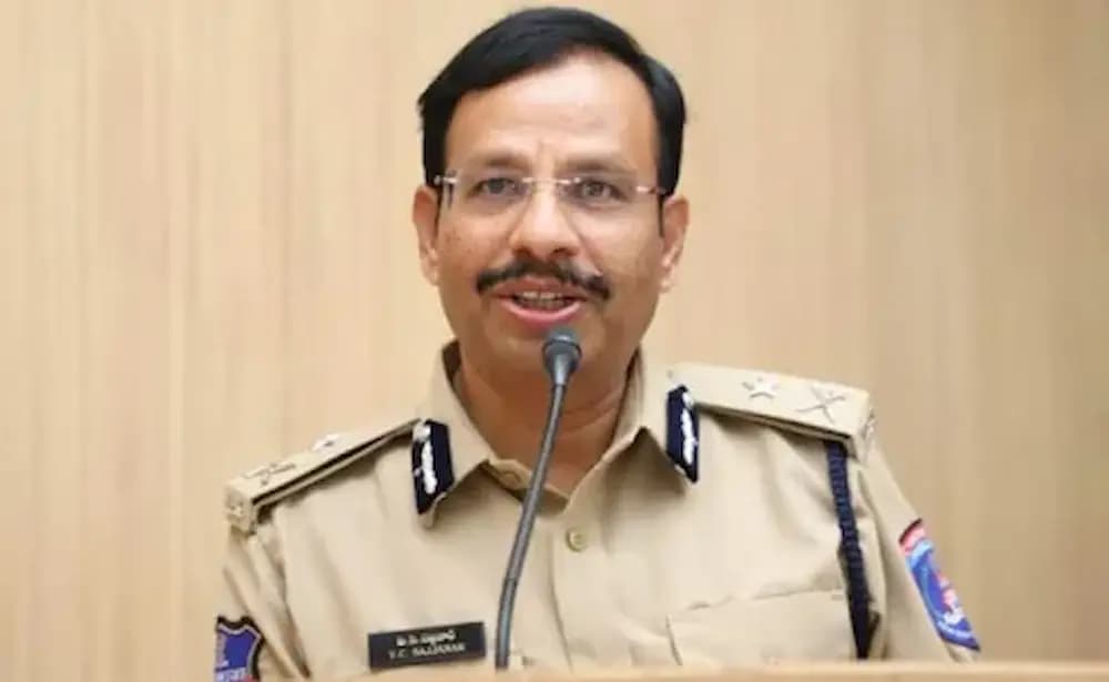 బైక్ పై వెళ్తూ ల్యాప్ టాప్ తో వర్క్.. వీడియో షేర్ చేస్తూ వీసీ సజ్జనార్ సీరియస్ వార్నింగ్
