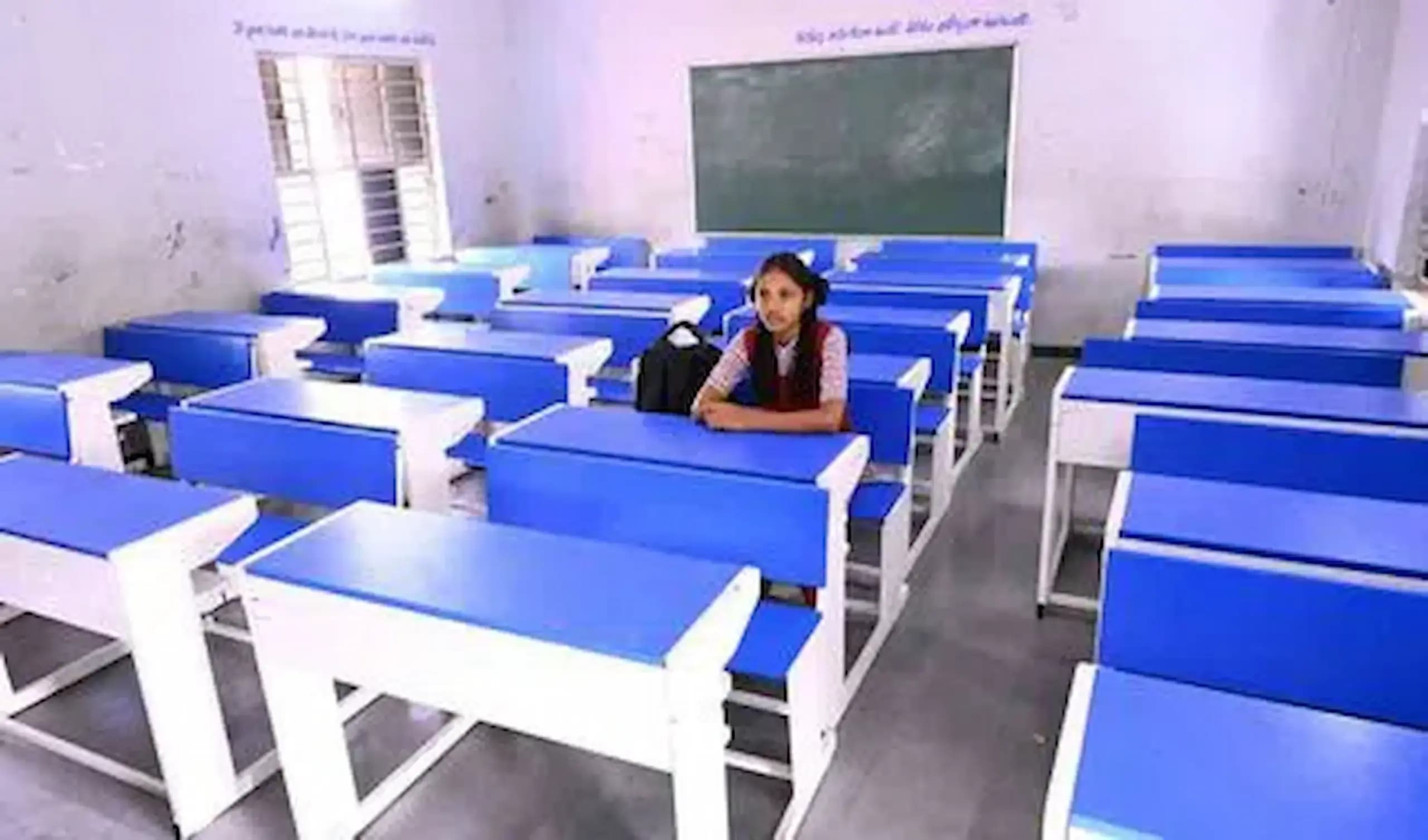మొదటి రోజు పాఠశాలల్లో తగ్గిన హాజరు