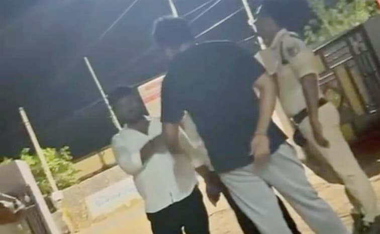 నా ట్రాక్టర్లనే ఆపుతారా.. కాంగ్రెస్ నాయకుడి హల్ చల్