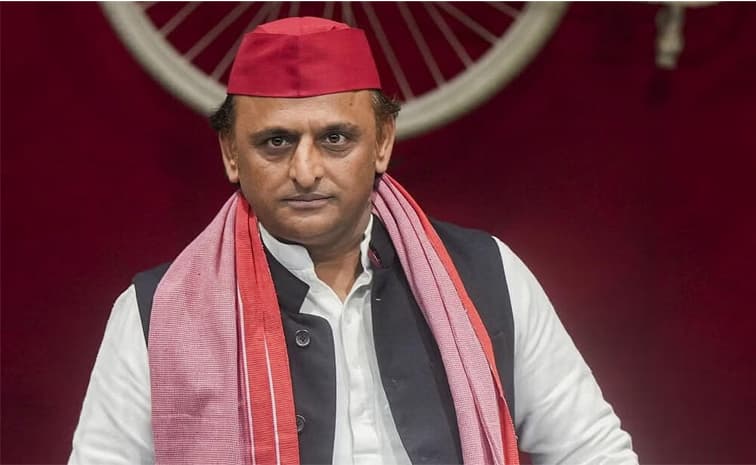 అఖిలేశ్ తన ఎంపీలను కాపాడుకోవాలి