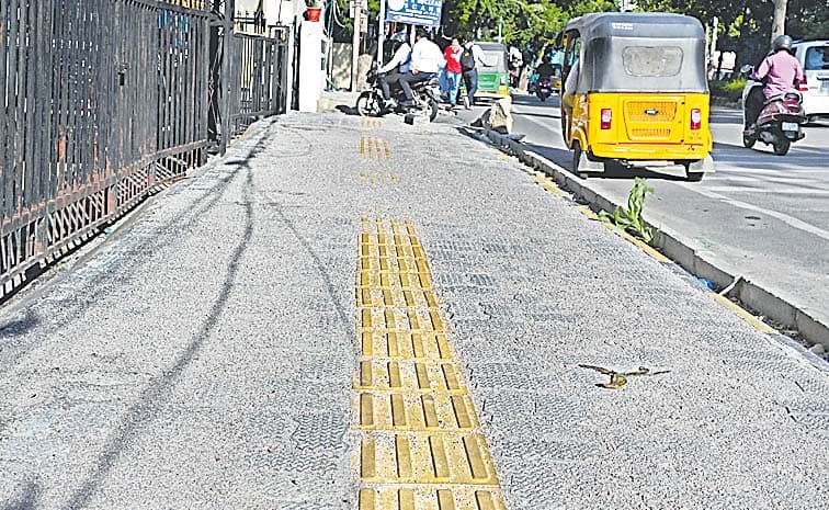 సోమాజిగూడలో ప్లాస్టిక్ ఫుట్ పాత్