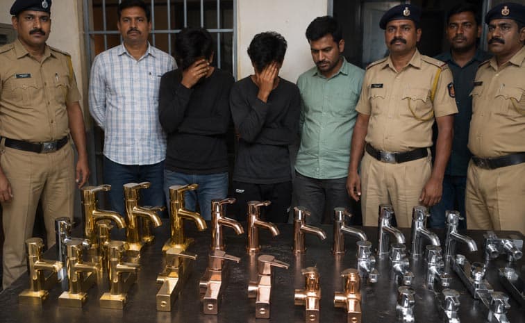 లవర్స్ కోసం.. కుళాయిలు కొట్టేశారు