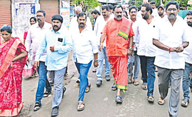 పాదరక్షలతో జనసేన ఎమ్మెల్యే దీక్ష