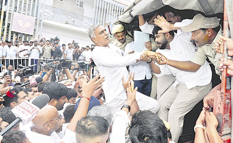 పోలీసులను అడ్డుపెట్టుకుని ప్రభుత్వం ముఖం చాటేసింది