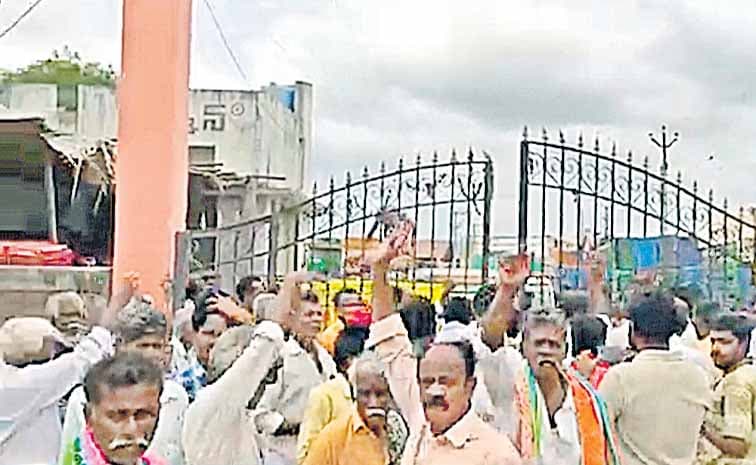 మా కష్టాన్ని దోచుకుంటున్నారు