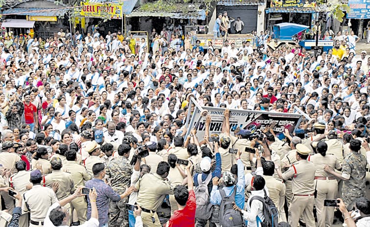 అంగన్ వాడీ, ఆశా వర్కర్లపై ఖాకీల క్రౌర్యం