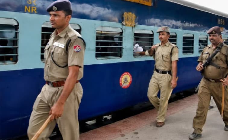 ఇదేందిరా సామీ.. కుర్చీ కోసం రైలు ఆపిన గార్డు